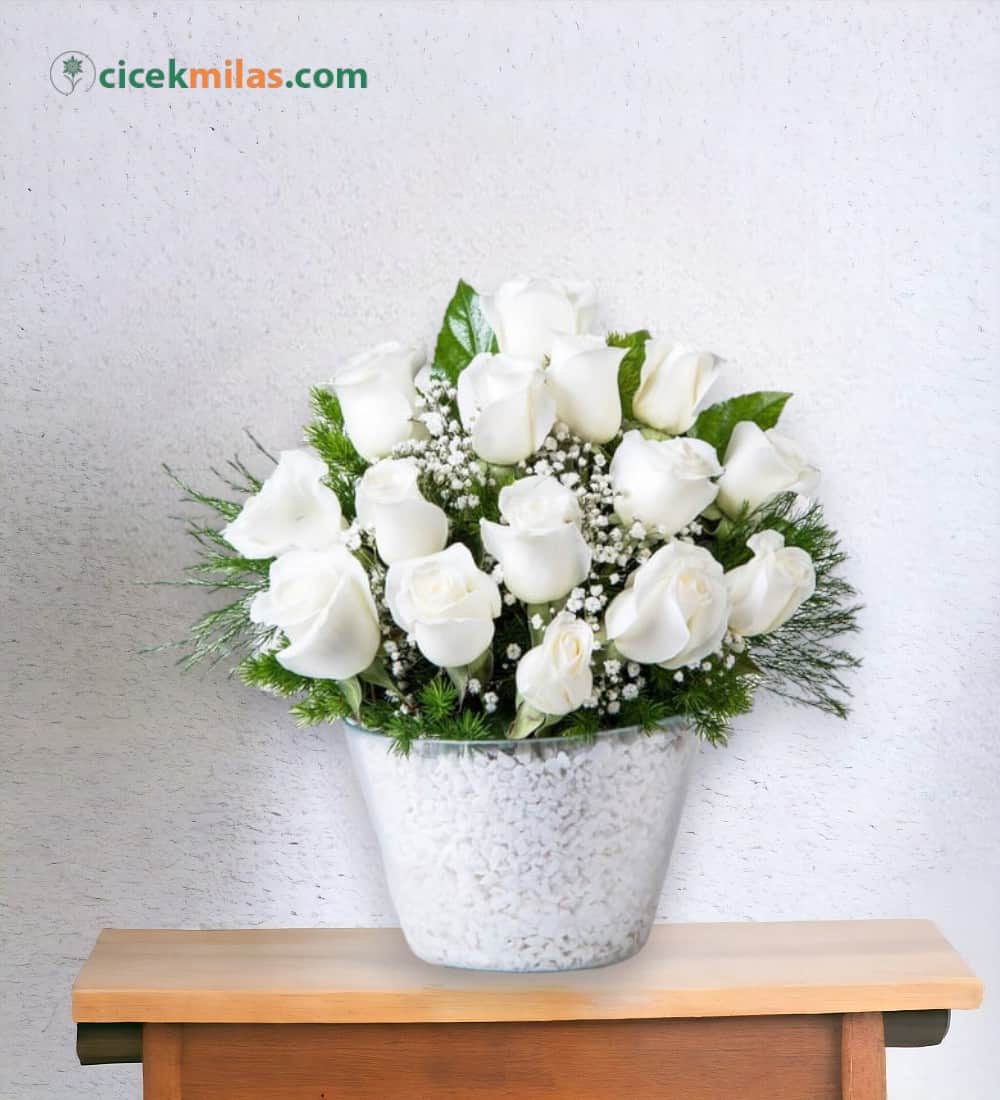 Konik Cam Vazoda 15 Beyaz Gül